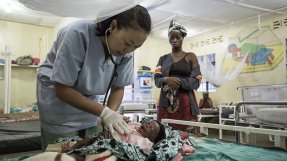 En barnläkare undersöker ett sjukt barn på Läkare Utan Gränsers sjukhus i Bo, Sierra Leone
