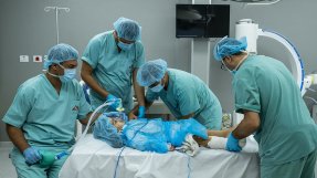 Narkosläkare söver en patient på ett sjukhus i Gaza.