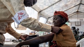 En kvinnar som flytt från Burundi blir undersökt i ett flyktingläger i Tanzania