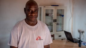 En man som arbetar som ekonom på Läkare Utan Gränsers kontor i Centralafrikanska republiken