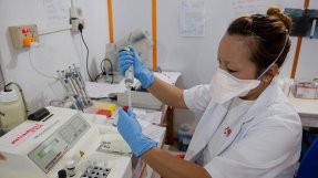En laboratorietekniker på Läkare Utan Gränsers klinik i Manipur, Indien