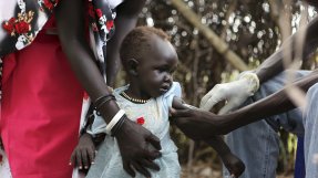 En flicka i Sydsudan får en vaccinspruta mot difteri, polio och kikhosta.