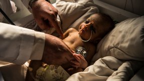Ett litet barn undersöks med stetoskop på Boost-sjukhuset i Lashkar Gah, Afghanistan