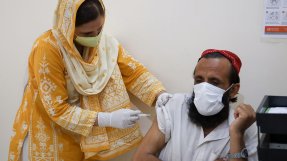 En sjuksköterska från Läkare Utan Gränser ger en patient behandling mot hepatit C.