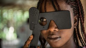 Aminata Koroma, som överlevde ebola, får sin syn testad av Läkare Utan Gränser i byn Mabekoh, Sierra Leone.