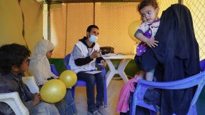 Abdul Haq, som arbetar rådgivare på Läkare Utan Gränsers mobila klinik i Marib, Jemen, samtalar med Amara och hennes tre barn.