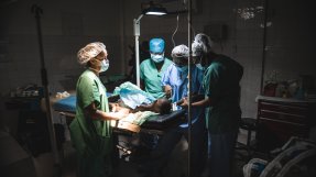 Ett team står runt en patient som ligger på ett operationsbord på sjukhuset Immaculée Conception i Les Cayes, Haiti, efter en jordbävning.