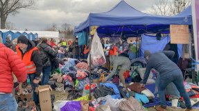 Människor som har flytt från Ukraina vid ett mottagningscenter i Polen