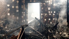 Ett brinnande hus som träffats av raketbeskjutning i Mariupol, Ukraina. 24 februari 2022.