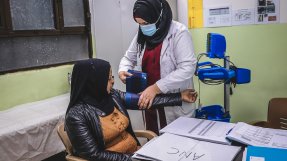 En barnmorska på mödravårdsmottagningen al-Amal i Mosul, Irak, tar blodtrycket på Mariam som är gravid i tredje månaden.