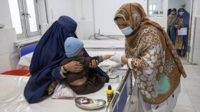 En sjuksköterska sätter en infart på treåriga Mohammad Jan. 