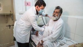 En läkare kontrollerar hjärtfrekvensen hos Salman på intensivvårdsavdelningen på Boost sjukhus i Afghanistan.
