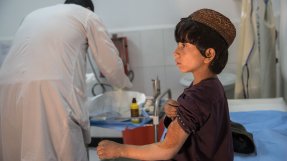 En läkare på Boost sjukhus, Afghanistan, tittar närmare på åttaåriga Qadratullahs arm