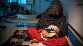 Fyra månader gamla Zainullah, som ligger i sin mammas knä, har under de senaste tolv dagarna vårdats för undernäring på Boost sjukhus, Afghanistan.