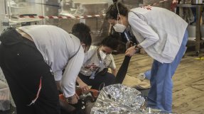 En av de som räddats på centrala Medelhavet får vård av Läkare Utan Gränsers team ombord på Geo Barents.