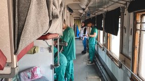 Medarbetare från Läkare Utan Gräbser tar hand om patienter ombord på tåget mot Lviv, Ukraina.