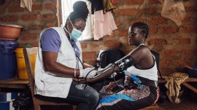 En barnmorska mäter en gravid kvinnas blodtryck i Kenema, Sierra Leone