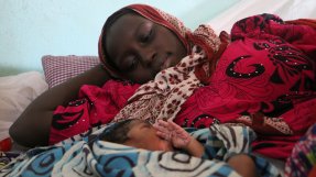 Zeyneb vilar med sin bebis på mödrarvårdsavdelningen i Bol, Tchad, efter ett kejsarsnitt.