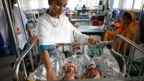 Läkare Utan Gränsers sjuksköterska med ett för tidigt fött tvillingpar som återhämtat sig efter att ha vårdats på avdelningen för nyfödda på sjukhuset i flyktinglägret Cox’s Bazar, Bangladesh