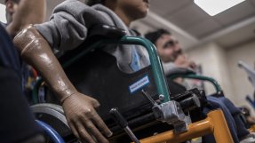 En pojke med armprotes som sitter i en rullstol på vårt sjukhus i Amman, Jordanien, vårdar vi patienter från krigszoner som ofta har drabbats av antibiotikaresistenta infektioner. 
