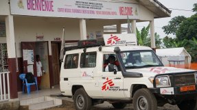 Ett fordon från Läkare Utan Gränser levererar material till Idenau Subdvisional sjukhus i sydvästra Kamerun.