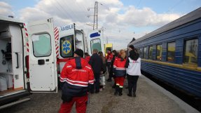 Patienter förs över från sjukvårdstransport med tåg till väntande ambulanser i Lviv, Ukraina.