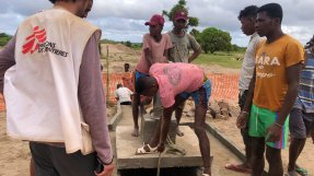 Personal från Läkare Utan Gränser tillsammans med invånare i byn Ifoutaka, Madagaskar, vid den brunn som Läkare Utan Gränser har borrat.