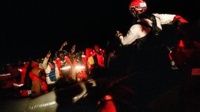 En räddningsinsats på centrala Medelhavet nattetid.