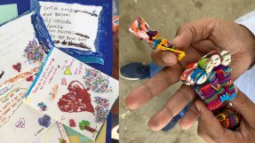 Teckningar målade av barn samt en hand som håller i en så kallad orosdocka.