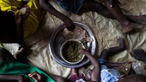 Bria och hennes barn, som bor i Tchads huvudstad N’Djamena äter dagens mål med mat.