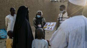 Ett team i stadsdelen Gozator, i Tchads huvudstad N'djamena, berättar för invånarna hur man identifierar symtom på undernäring