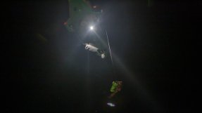 En bebis hissas upp till en helikopter ovanför Läkare Utan Gränsers sök- och räddningsfartyg Geo Barents.
