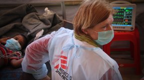 En läkare ger en patient med difteri vård