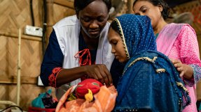 Barnmorskan Christine från Kenya ser till en nyfödd bebis i flyktinglägret Cox's Bazar i Bangladesh