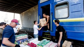Volontärer packar ett tåg med donationer som ska levereras till de som behöver.