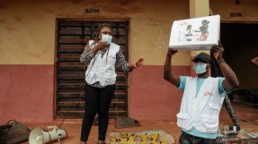 Hälsoinformatörer som arbetar för Läkare Utan Gränser i Nigeria visar en teckning som handlar om lassafeber