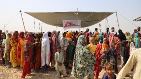 Ett stort antal kvinnor och barn står i kö utanför Läkare Utan Gränsers mobila klinik i Pakistan.