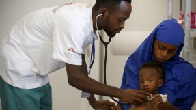 En flicka med lunginflammation undersöks av läkare i Sierra Leone
