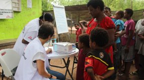 Ungefär tio personer väntar i kö för att få prata med Läkare Utan Gränsers personal.