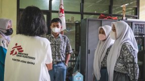 Personer står och pratar med varandra i ring.