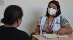 Personal pratar med kvinna.