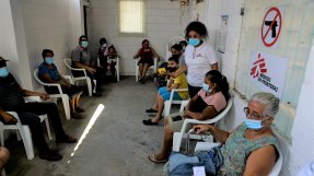 Patienter sitter i väntrum. 