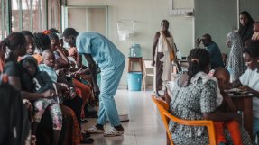 Människor i väntrum.