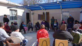 Människor sitter på stolar i en cirkel