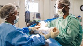 Vårdpersonal arbetar med en bruten arm