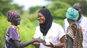 Personer i grupp kollar på varandra och skrattar