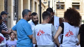 Medarbetare hos Läkare Utan Gränser står på en gata i Libanon