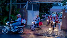 En grupp människor kör motorcyklar.