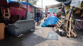 Soffor, parasoll och presenningar i ett provisoriskt flyktingläger i Mexico City. 