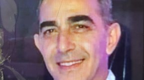 Man ler och tittar in i kameran.